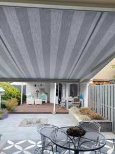 Knikarm zonnescherm outlet met verschillende kleuren en stijlen voor bescherming tegen zonnestralen op terras