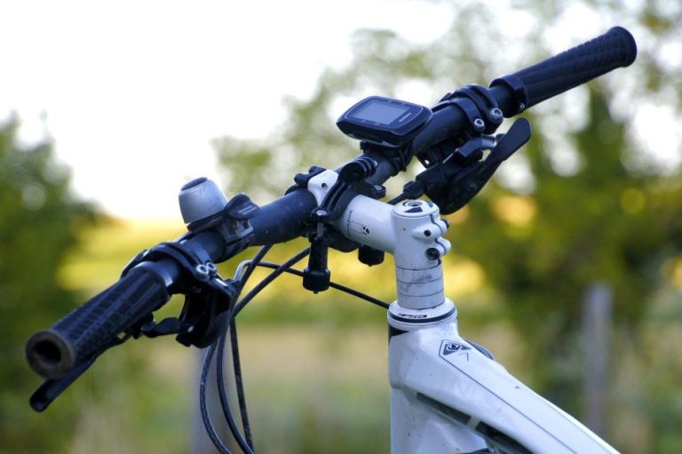 Overzicht van de best beoordeelde GPS fietstrackers inclusief Garmin Edge 1030 en Stages Dash L50