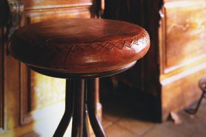 Drie stijlen barstoelen: moderne design, rustieke houten en metalen barstoelen voor verschillende keukenstijlen