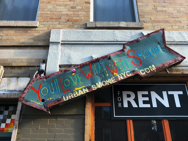 Veilig wonen in de stad: illustratie van een beveiligde huurwoning met slot, rookmelder en beveiligingscamera