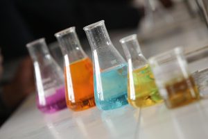 Waarschuwing voor chemische ontstoppers met agressieve stoffen die leidingen beschadigen en gezondheidsrisico's met zich meeb