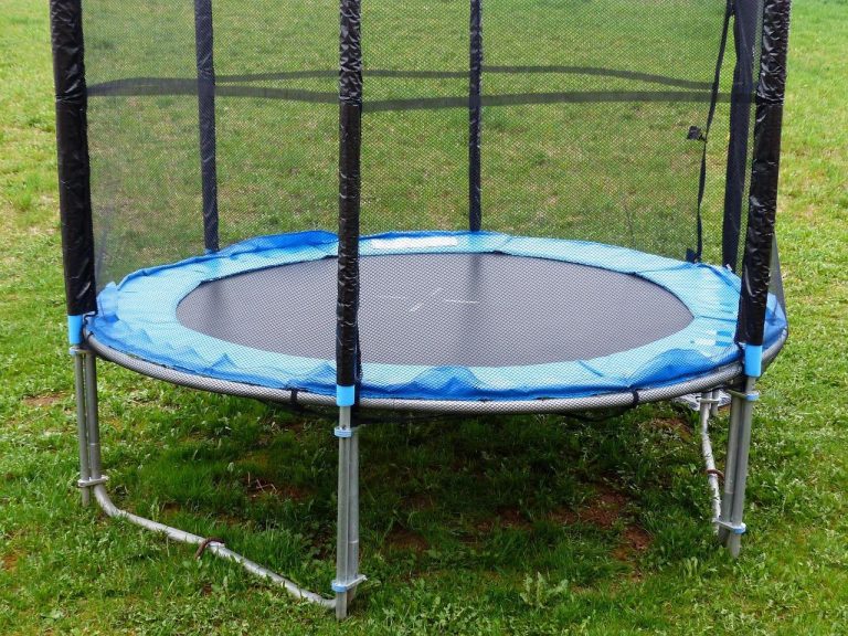 Tuinbodem controleren voordat je een ingegraven trampoline plaatst: waterafvoer en worteldikte testen